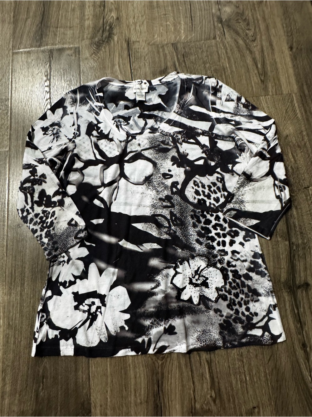 Chico's Black & White Floral Print V-Neck Women's Top size 2 large 3/4 sleeve